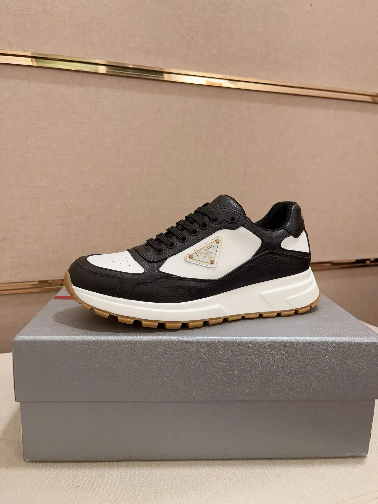 Men's shoes 💰 580💰 ✔️✔️✔️High-quality new PRADA counters are launched simultaneously. The new men's shoes and 😘 fabrics are made of selected first-layer cowhide with superb craftsmanship. Lining: Full cowhide lining. 👍🏿 High-end ☄️ air-cushion molded anti-slip rubber outsole, exquisite lines, simple and elegant, comfortable and high-end for leisure travel. Code number: 38 to 45 (can be customized to 46 to 47, non-refundable)